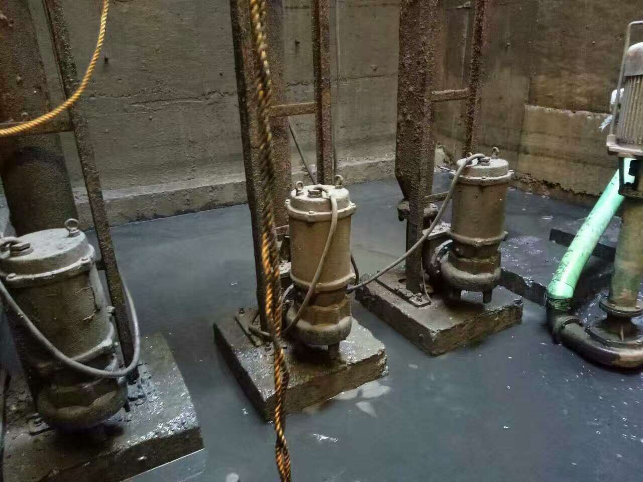 鹤庆污水池清理