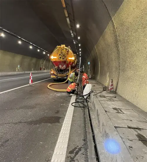 鹤庆隧道排水渠清淤